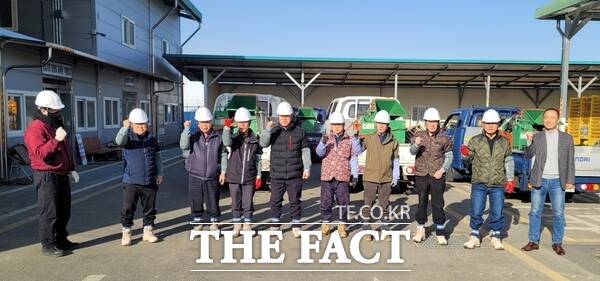 금산군 영농부산물 파쇄 작업반 참여자들이 기념사진을 찍고 있다. /금산군