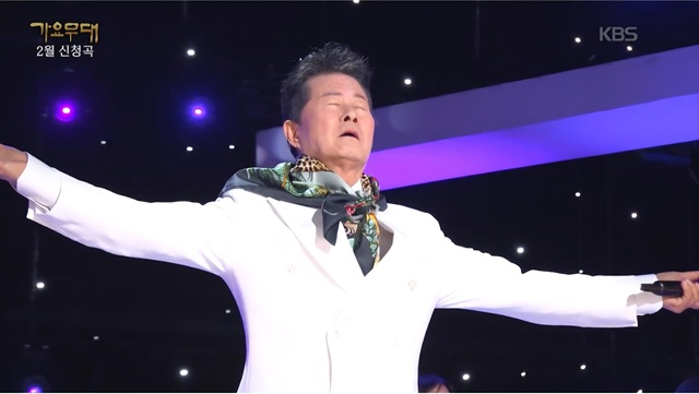 가수 태진아가 23일 방송된 KBS 1TV '가요무대'에 출연해 신곡 '가시여인아' 무대를 선보였다./KBS 1TV '가요무대' 캡처