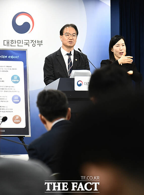 김영수 국무조정실 국무1차장이 24일 오후 서울 종로구 정부서울청사에서 제56차 국제개발 협력위원회 브리핑을 하고 있다. /박상민 인턴기자