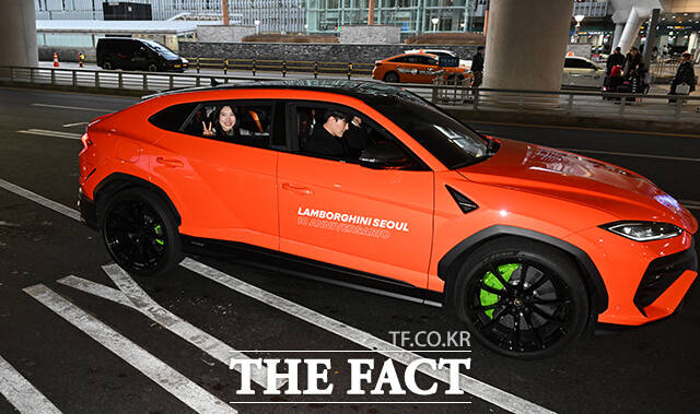 2026 밀라노·코르티나담페초 동계올림픽 일정을 마친 쇼트트랙 김길리가 24일 오후 인천국제공항을 통해 귀국해 람보르기니를 타고 공항을 나서고 있다. /인천국제공항=박헌우 기자