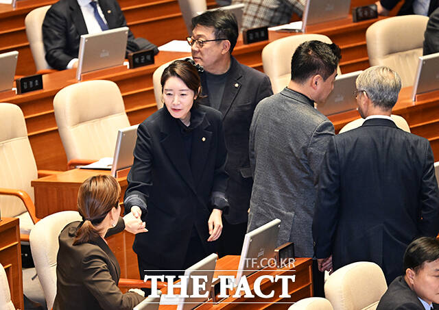 제432회국회(임시회) 8차 본회의가 24일 오후 서울 여의도 국회에서 열린 가운데 ‘공천 헌금 수수 의혹’을 받고 있는 강선우 무소속 의원의 체포동의안이 가결되고 있다.