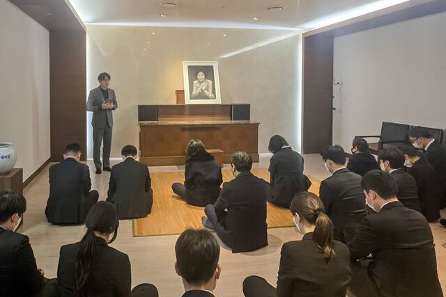 지난 21일 신영자 롯데재단 의장의 빈소가 마련된 서울 신촌 세브란스병원에서 위로 예배가 진행되고 있다. /롯데재단