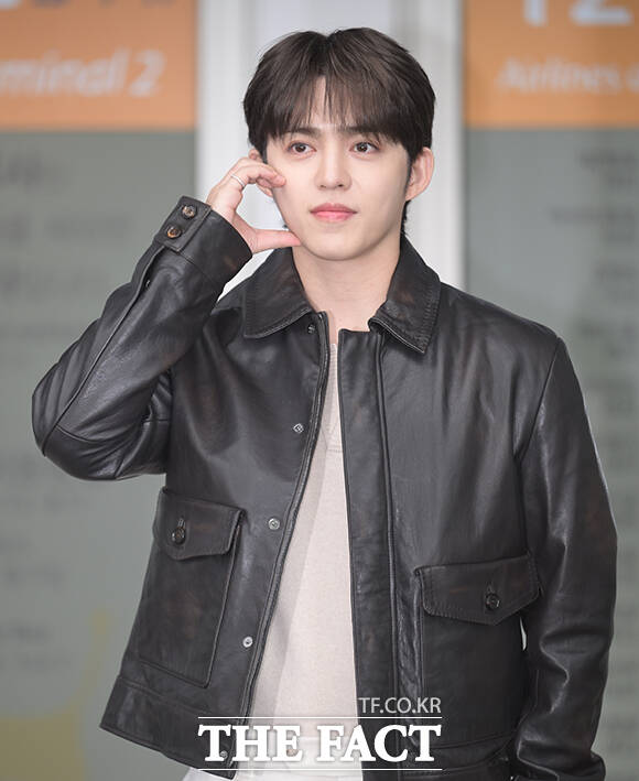 세븐틴 에스쿱스가 24일 오전 패션쇼 참석을 위해 인천국제공항에서 밀라노로 출국하며 포즈를 취하고 있다. /인천국제공항=박헌우 기자