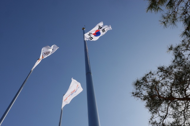 송파구는 오는 28일 오전 10시 가락시장 사거리에서 55m 높이의 초대형 태극기 게양식과 기념행사를 개최한다. /송파구