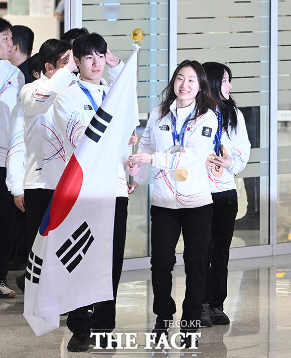 최휘영 문화체육관광부 장관(오른쪽)이 이수경 선수단장에게 꽃다발을 전달하고 있다.