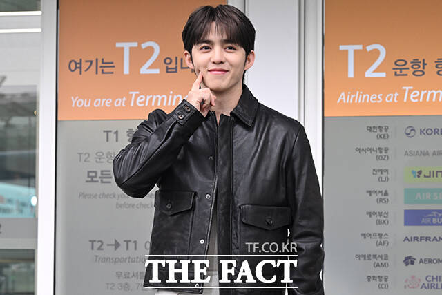 보스(BOSS) 글로벌 엠버서더인 세븐틴 에스쿱스가 24일 오전 ‘26 FW 패션위크‘ 참석을 위해 인천국제공항에서 이탈리아 밀라노로 출국하며 팬들에게 인사하고 있다. /인천국제공항=김성렬 인턴기자