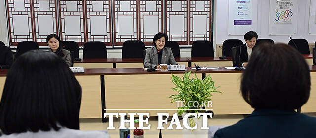 원민경 성평등가족부 장관(왼쪽)이 24일 오후 서울 종로구 정부서울청사에서 열린 전국여성정책네트워크 간담회에 참석해 모두발언을 하고 있다. /임영무 기자