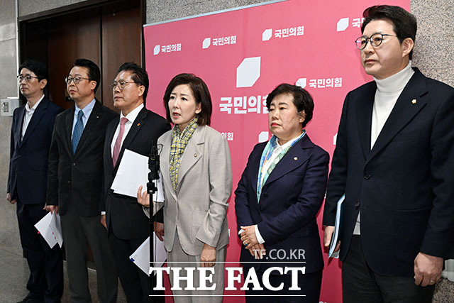 국민의힘 법제사법위원회 소속 주진우와 곽규택, 송석준, 나경원, 조배숙, 신동욱 위원(왼쪽부터)이 24일 오전 서울 여의도 국회에서 법사위 상황 관련 기자회견을 열고 발언을 하고 있다. /국회=남용희 기자