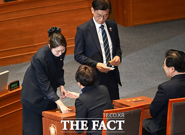 제432회국회(임시회) 8차 본회의가 24일 오후 서울 여의도 국회에서 열린 가운데 ‘공천 헌금 수수 의혹’을 받고 있는 강선우 무소속 의원의 체포동의안이 가결되고 있다.