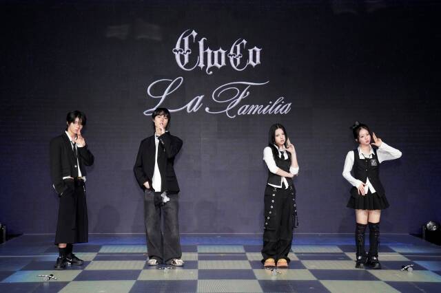 초코엔터테인먼트 소속 아티스트 예찬 태조 안판 윤지(왼쪽부터)가 24일 오후 서울 마포구 쇼킹케이팝센터에서 패밀리 앨범 'ChoCo La Familia' 발매 기념 쇼케이스에 참석해 포즈를 취하고 있다./초코엔터테인먼트