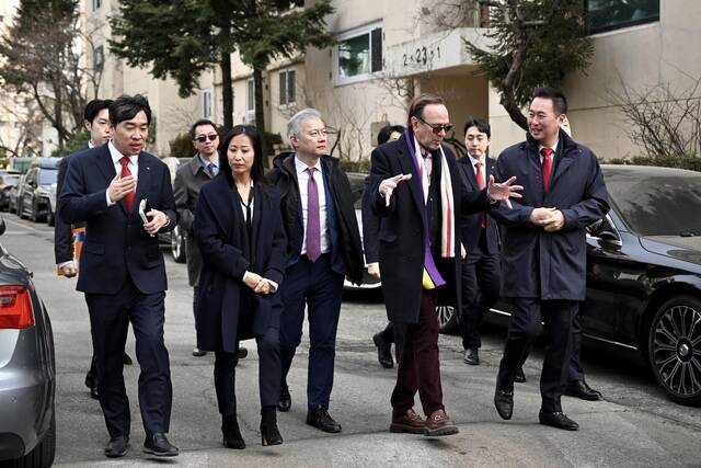 세계 최고급 주거 설계로 유명한 글로벌 건축설계사 RAMSA 설계진이 지난 23일 압구정3구역 현장을 직접 찾아 설계 전략을 논의했다. 사진은 RAMSA 젬마 김 파트너(앞줄 왼쪽에서 두 번째), 첸환 랴오 파트너(앞줄 왼쪽에서 세 번째), 대니얼 로비츠 파트너(앞줄 왼쪽에서 네 번째)이 압구정3구역 현장을 방문한 모습. /현대건설