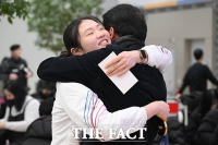  쇼트트랙 심석희, 가족과 ‘뜨거운 포옹’ [포토]