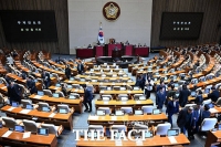  '자사주 의무 소각' 상법 개정안 필리버스터에 퇴장하는 민주당 의원들 [포토]