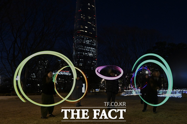시민들이 돌린 쥐불놀이가 원형을 그리고 있다.