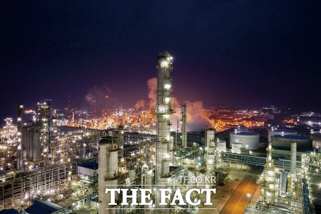 산업통상부는 25일 산업경쟁력강화 관계장관회의에서 HD현대오일뱅크·HD현대케미칼·롯데케미칼이 제출한 대산 1호 사업재편계획을 승인했다. 불야성을 이루고 있는 대산공단 야경. / 더팩트 DB