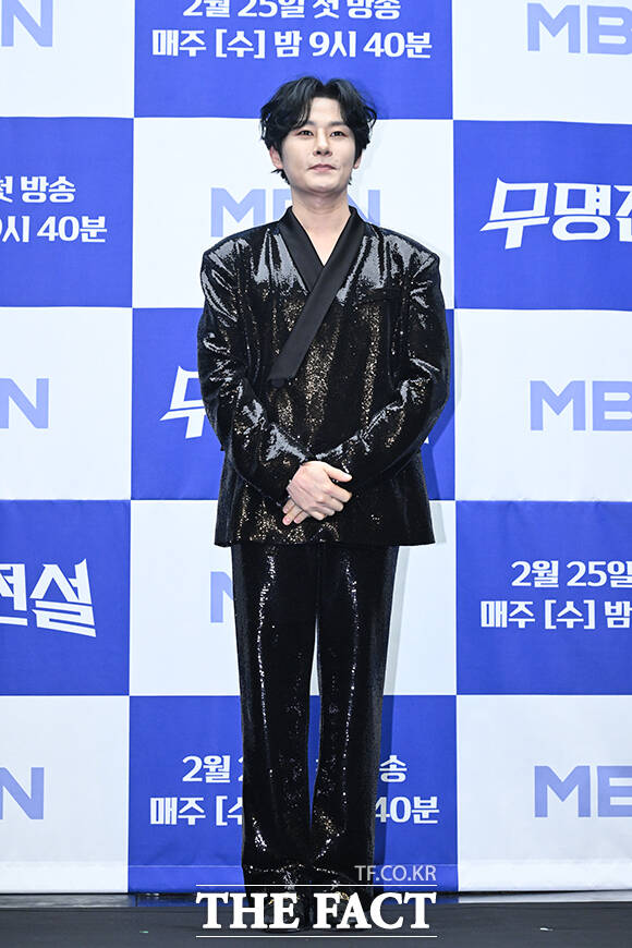 가수 장민호(왼쪽)와 방송인 김대호가 ‘무명전설-트롯 사내들의 서열전쟁’ 제작발표회에 참석해 진행을 하고 있다.