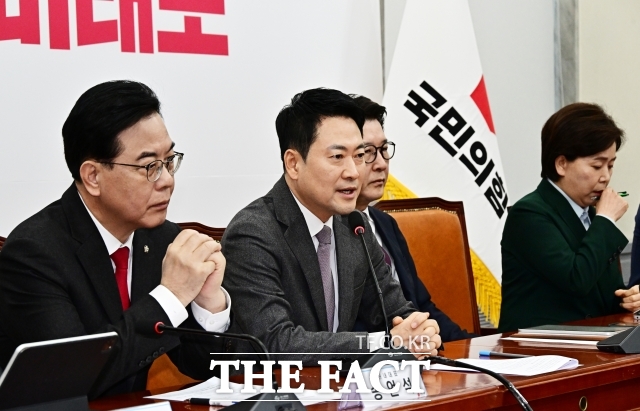 국민의힘이 25일 청년·여성 중심의 1차 인재 영입 명단을 공개했다. 장동혁 대표(가운데)는 