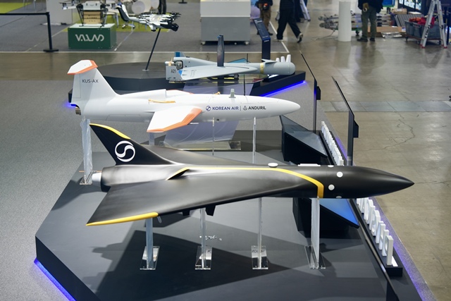 25일 부산 벡스코에서 열린 드론쇼코리아(DSK) 2026에 전시된 대한항공 개발 AI 소형 다목적무인기, 피지컬 AI 아음속무인기, 소형 타격무인기(아래부터) /대한항공