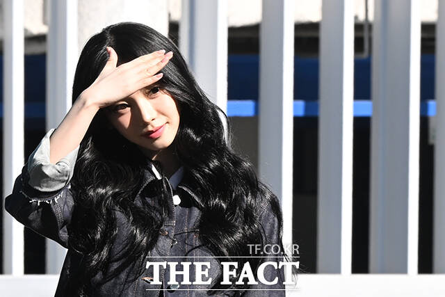 에스파 카리나가 25일 오전 패션쇼 참석을 위해 인천국제공항에서 이탈리아 밀라노로 출국하고 있다. /인천국제공항=김성렬 인턴기자