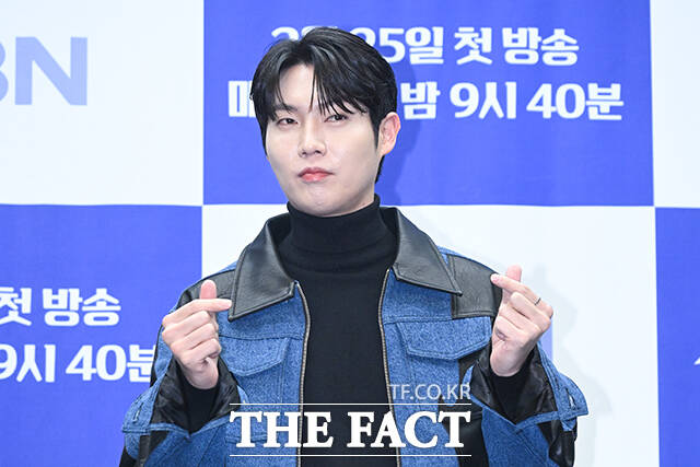 가수 손태진이 25일 오전 서울 마포구 상암 스탠포드호텔 코리아에서 열린 MBN 오디션 프로그램 ‘무명전설-트롯 사내들의 서열전쟁’ 제작발표회에 참석해 포즈를 취하고 있다. /서예원 기자