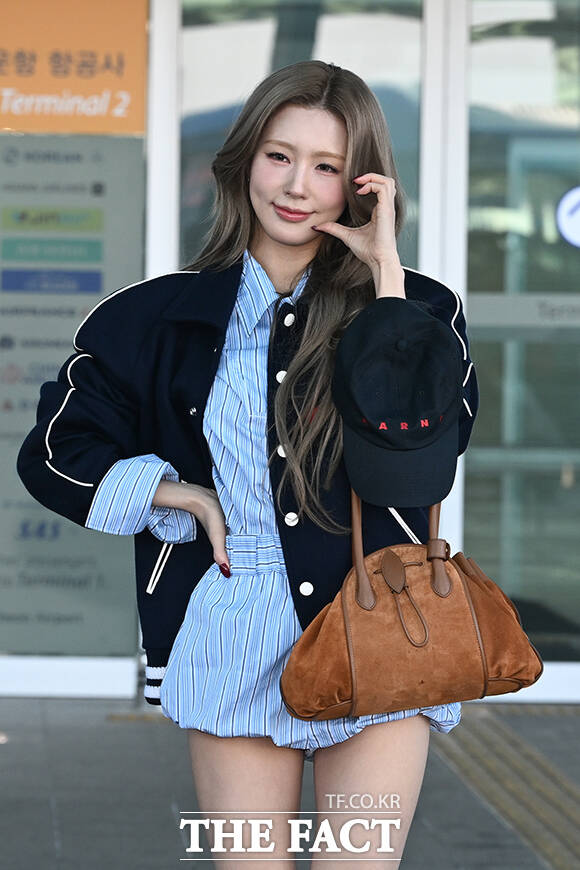 아이들 미연이 25일 오전 패션쇼 참석을 위해 인천국제공항에서 이탈리아 밀라노로 출국하며 포즈를 취하고 있다. /인천국제공항=김성렬 인턴기자