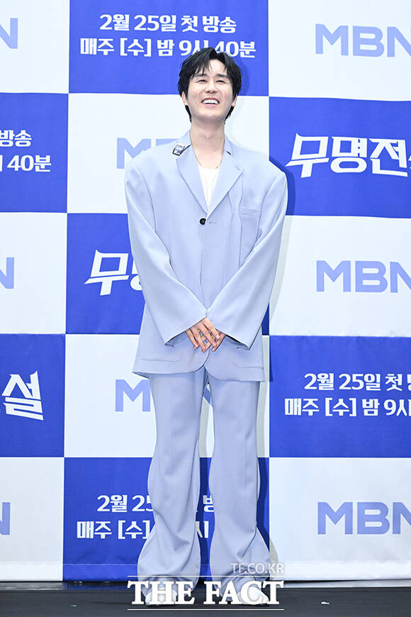 가수 장민호(왼쪽)와 방송인 김대호가 ‘무명전설-트롯 사내들의 서열전쟁’ 제작발표회에 참석해 진행을 하고 있다.