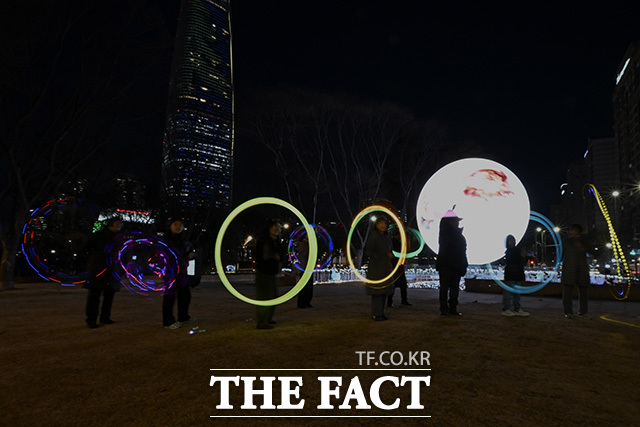 시민들이 돌린 쥐불놀이가 원형을 그리고 있다.