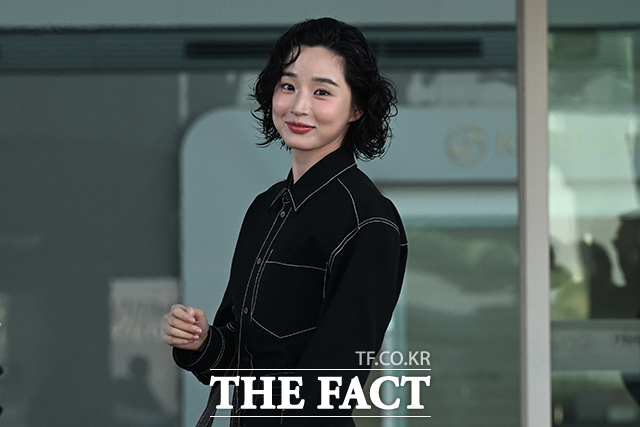 배우 방효린이 25일 오전 패션쇼 참석을 위해 인천국제공항에서 이탈리아 밀라노로 출국하며 팬들에게 인사하고 있다. /인천국제공항=김성렬 인턴기자