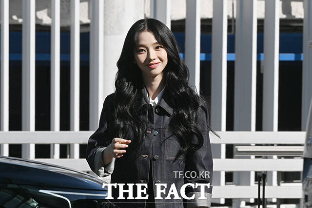 에스파 카리나가 25일 오전 패션쇼 참석을 위해 인천국제공항에서 이탈리아 밀라노로 출국하고 있다. /인천국제공항=김성렬 인턴기자