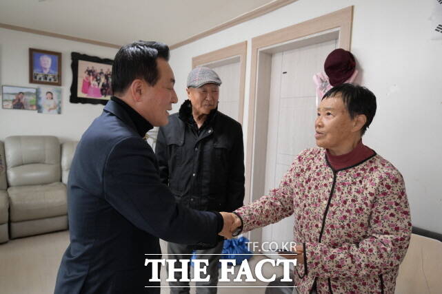 백성현 논산시장(왼쪽)이 24일 독립유공자 유족 어르신을 방문해 건강 상태와 생활 불편 사항을 살피고 있다. /논산시