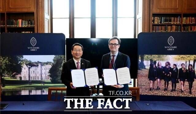 유정복 인천시장(왼쪽)이 24일(현지시간) 영국 위컴 애비 스쿨을 방문해 피터 워렌 이사장과 업무협약을 체결한 뒤 기념 촬영을 하고 있다. /인천시