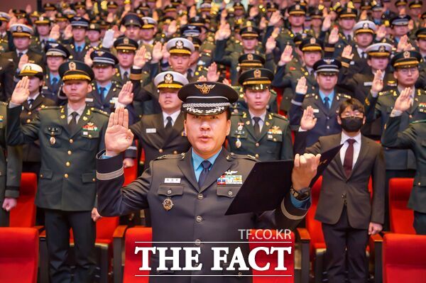 25일 국방대학교 본교 컨벤션센터 세종대강당에서 열린 '2026학년도 학위과정 입교식'에서 하창무 공군 소령과 입학생들이 선서를 하고 있다. /국방대학교