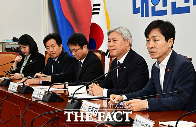 모두발언하는 한창민 사회민주당 원내대표(오른쪽).