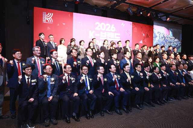 울진군은 25일 서울 더 플라자호텔에서 열린 2026 K-브랜드 어워즈 시상식에서 미래혁신도시 부문 3년 연속 대상을 수상했다. 앞줄 왼쪽 네 번째가 손병복 울진군수. /울진군