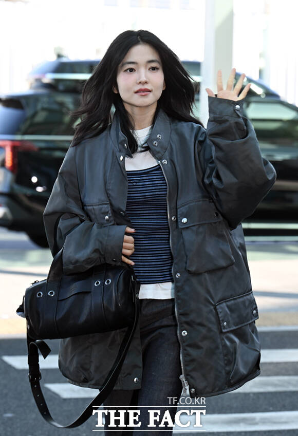 배우 김태리가 25일 오전 프라다(PRADA) 2026 가을 겨울 여성복 패션쇼 참석을 위해 인천국제공항에서 밀라노로 출국하고 있다. /인천국제공항=이새롬 기자