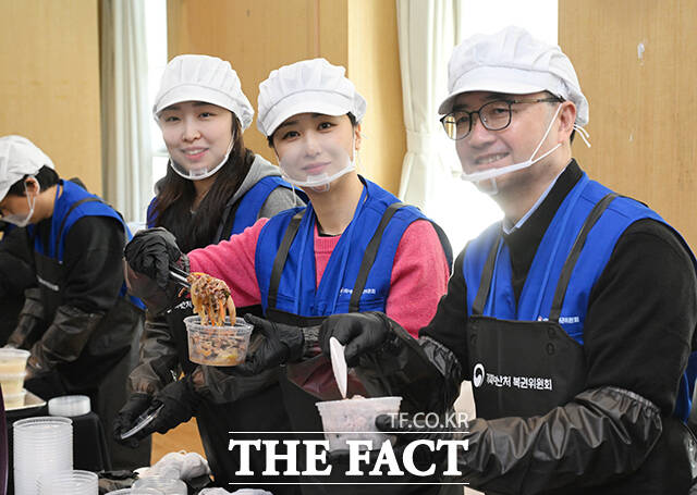 임기근 기획재정부 제2차관(왼쪽)과 배우 박하선 등 행복공감봉사단 단원들이 25일 오전 서울 종로구 돈의동 쪽방촌에서 쪽방촌 어르신을 위한 정월대보름맞이 도시락을 배달하고 있다. /박헌우 기자