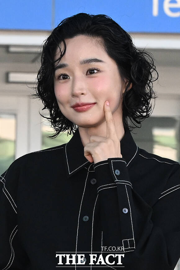 배우 방효린이 25일 오전 패션쇼 참석을 위해 인천국제공항에서 이탈리아 밀라노로 출국하며 팬들에게 인사하고 있다. /인천국제공항=김성렬 인턴기자