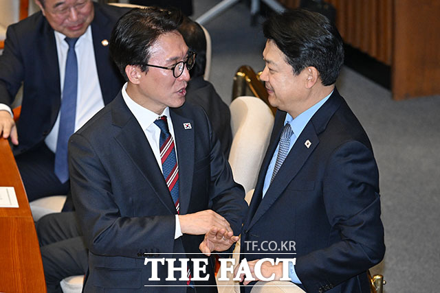 전재수 의원 만나 대화 나누는 김 총리(오른쪽).