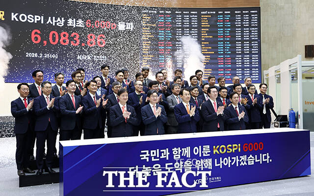 이억원 금융위원장(앞줄 왼쪽 두번째)을 비롯한 참석자들이 서울 영등포구 여의도 한국거래소에서 열린 코스피 6000포인트 돌파 기념 행사에서 기념촬영을 하고 있다. /박상민 인턴기자