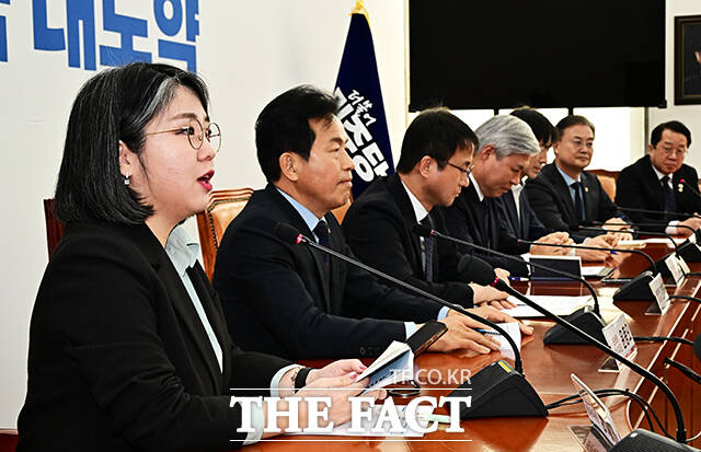 모두발언하는 용혜인 기본소득당 대표(왼쪽).