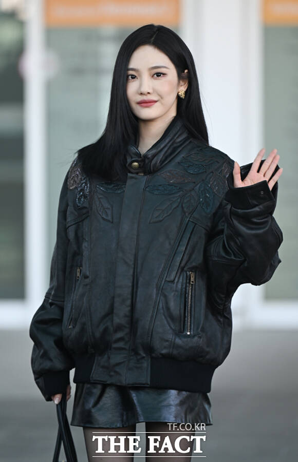 에스파 닝닝이 25일 오전 구찌 2026 가을 겨울 패션쇼 참석을 위해 인천국제공항에서 밀라노로 출국하며 선글라스를 착용하고 있다. /인천국제공항=이새롬 기자