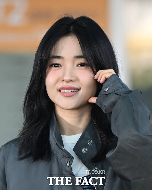 배우 김태리가 25일 오전 프라다(PRADA) 2026 가을 겨울 여성복 패션쇼 참석을 위해 인천국제공항에서 밀라노로 출국하고 있다. /인천국제공항=이새롬 기자