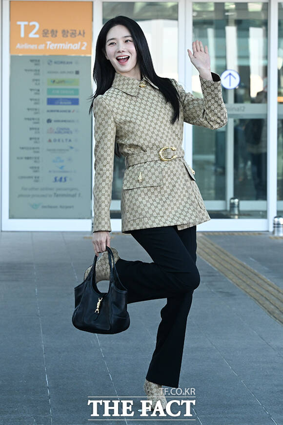 배우 박규영이 25일 오전 패션쇼 참석을 위해 인천국제공항에서 이탈리아 밀라노로 출국하며 포즈를 취하고 있다. /인천국제공항=김성렬 인턴기자