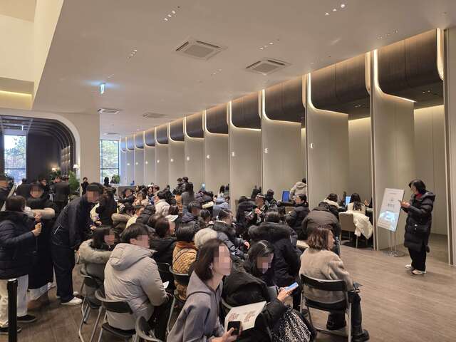 수지자이 에디시온 역시 84㎡ 분양가가 최고 15억6500만원에 달했다. 480가구 모두 일반분양으로 모집했는데 1위 청약 최고 경쟁률이 84A타입 2.18대 1에 그쳤다. 사진은 예비당첨자 계약 당시 수지자이 에디시온 견본주택 내부. /GS건설