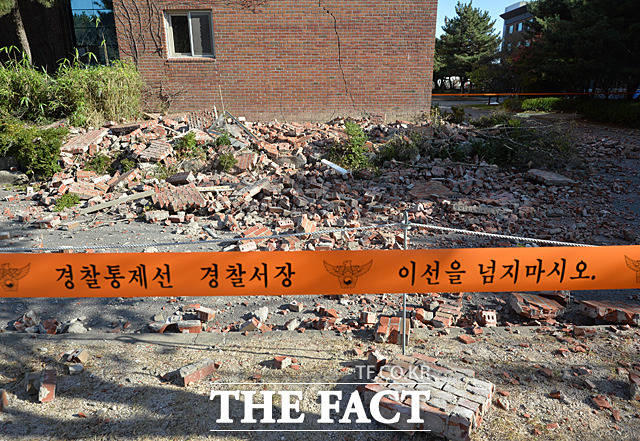 지난해 국내에서 규모 3.0 이상 지진이 4회, 2.0 이상 지진은 75회 발생한 것으로 집계됐다. 내륙에서는 대구·경북 지역에서 가장 많은 지진이 발생했다. 사진은 지난 2017년 11월 경북 포항에서 발생한 진도 5.4 지진으로 한 대학 외벽이 떨어진 모습. /더팩트 DB