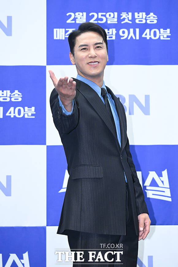 가수 장민호(왼쪽)와 방송인 김대호가 25일 오전 서울 마포구 상암 스탠포드호텔 코리아에서 열린 MBN 오디션 프로그램 ‘무명전설-트롯 사내들의 서열전쟁’ 제작발표회에 참석해 포즈를 취하고 있다. /서예원 기자