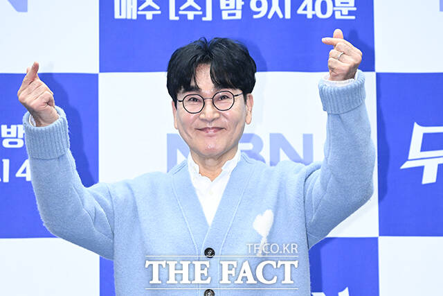 가수 장민호(왼쪽)와 방송인 김대호가 ‘무명전설-트롯 사내들의 서열전쟁’ 제작발표회에 참석해 진행을 하고 있다.