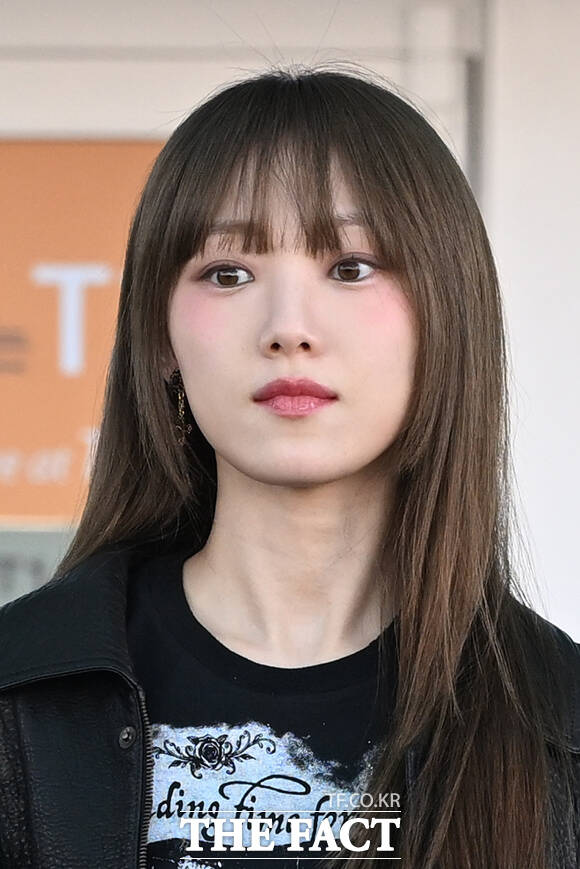 배우 이성경이 25일 오전 해외 일정 참석을 위해 인천국제공항에서 이탈리아 밀라노로 출국하며 팬들에게 인사하고 있다. /인천국제공항=김성렬 인턴기자