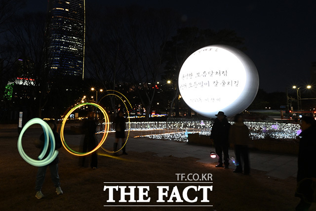시민들이 돌린 쥐불놀이가 원형을 그리고 있다.