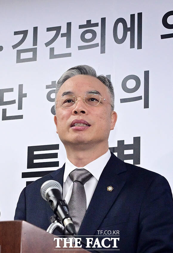 3대 특검팀의 미진한 수사 및 새로운 의혹을 수사하는 2차 종합특검팀에 임명된 권창영 특별검사(왼쪽 세 번째)가 25일 오전 경기 과천시 특검 사무실 앞에서 열린 현판식을 마친 뒤 박수를 치고 있다. 왼쪽부터 함찬신 지원단장, 김지미 특별검사보, 권 특검, 권영빈 특별검사보, 김정민 특별검사보, 진을종 특별검사보. /과천=임영무 기자